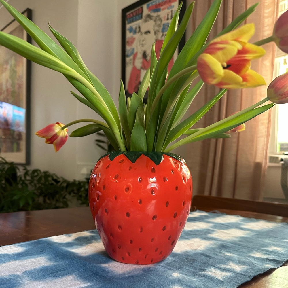 ban.do Vintage Inspired Strawberry Vase, Decorative Ceramic Vase, Large Flower - Picture 2 of 5